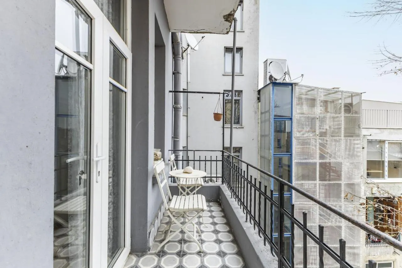 Flat With Balcony And Bosphorus View In Beyoglu Apartment Istanbul Turcia